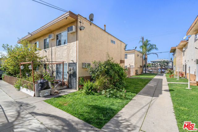 7442 Vineland Avenue, Sun Valley CA: https://media.crmls.org/mediaz/6b34645a-669e-4631-913b-e499cf59f6f3.jpg