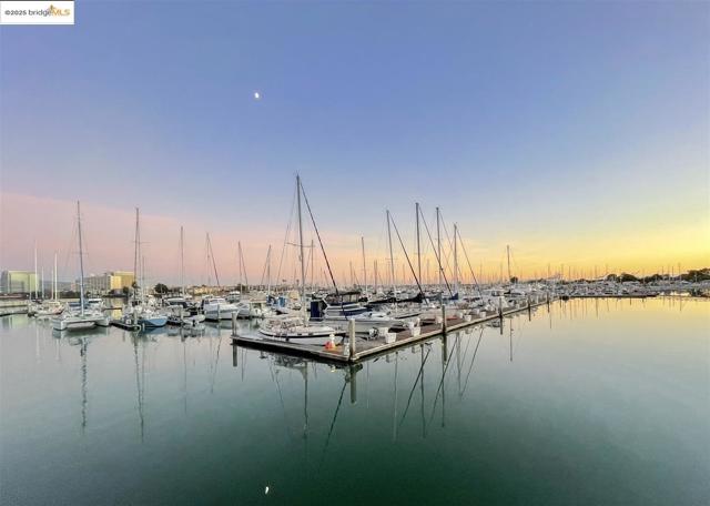 7 Commodore DR, Emeryville CA: https://media.crmls.org/mediaz/6b34bdcf-f63e-4373-8269-1a47fda1f419.jpg