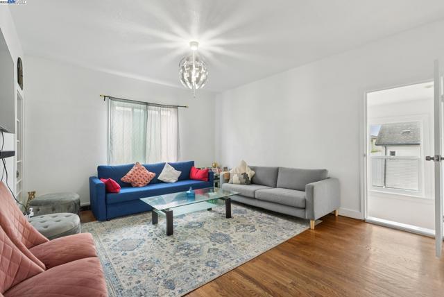 1706 Fairview St, Berkeley CA: https://media.crmls.org/mediaz/6b34ca79-53eb-4c14-9497-155cfb93180b.jpg