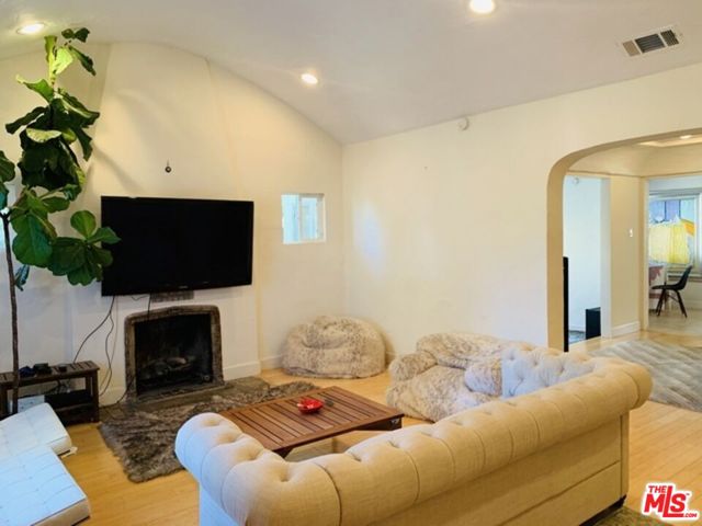 101 N La Peer Drive, Los Angeles CA: https://media.crmls.org/mediaz/6b358d28-c6f8-4eb0-a866-db5d3cecb3f3.jpg