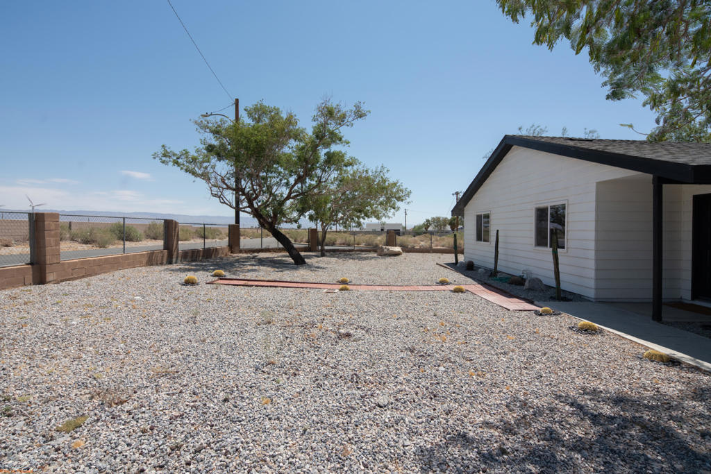 https://media.crmls.org/mediaz/6b35e71e-590a-4945-acef-bdb471b08ef7.jpg?preset=X-Large