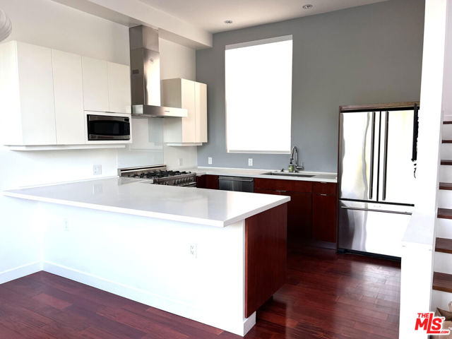 1200 N Sweetzer Avenue, West Hollywood CA: https://media.crmls.org/mediaz/6b36c08f-6703-47af-97ca-8f0f1544badb.jpg