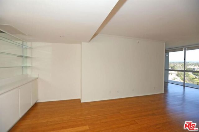 201 Ocean Avenue, Santa Monica CA: https://media.crmls.org/mediaz/6b36cf41-1291-4d30-891c-4cf33ee9c33c.jpg