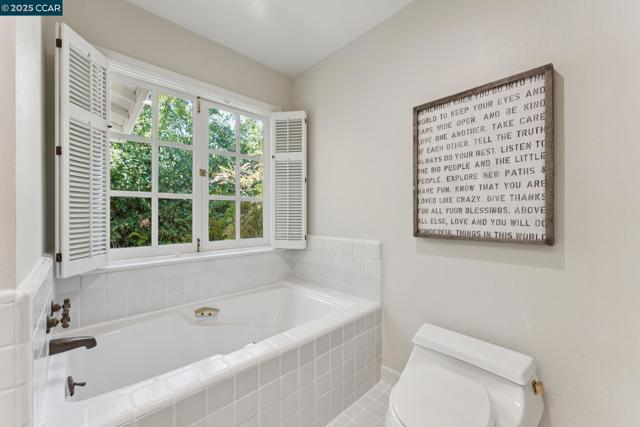 645 Los Palos Dr, Lafayette CA: https://media.crmls.org/mediaz/6b374440-8861-4c2d-acd4-b6b54f5e0068.jpg