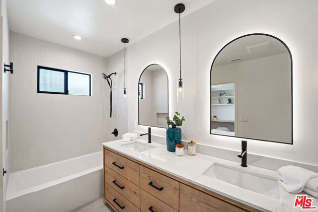 20215 Lorenzana Drive, Woodland Hills CA: https://media.crmls.org/mediaz/6b37b2ff-598e-459f-b85b-c4ac44e85474.jpg