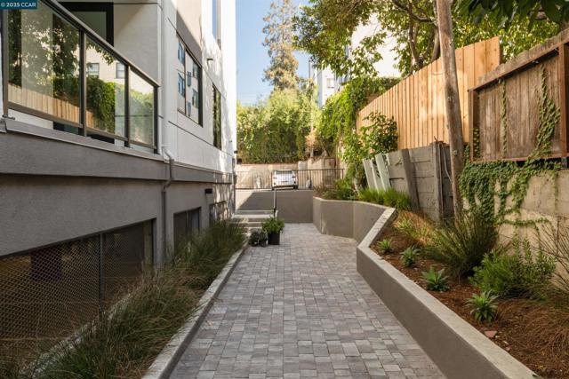 58 Vernon St, Oakland CA: https://media.crmls.org/mediaz/6b37e44a-b14d-4844-b120-defde7c4d8a2.jpg