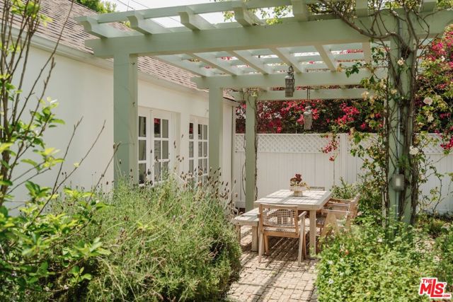 226 N Arden Boulevard, Los Angeles CA: https://media.crmls.org/mediaz/6b37f241-d925-4857-a99f-9913de0a978d.jpg