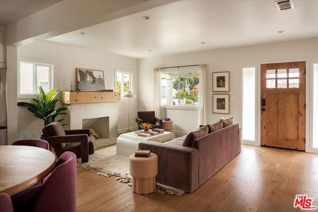 2041 S Palm Grove Avenue, Los Angeles CA: https://media.crmls.org/mediaz/6b389abf-901b-4490-a78e-911677c5c037.jpg