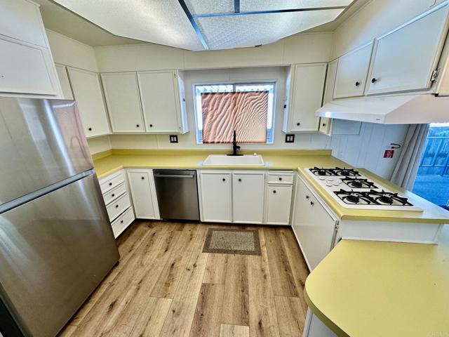 Detail Gallery Image 2 of 31 For 2130 Sunset Dr. #14,  Vista,  CA 92081 - 2 Beds | 2 Baths