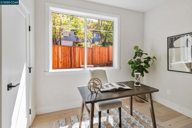 945 Yorkshire Ct, Lafayette CA: https://media.crmls.org/mediaz/6b392e35-1a71-4e39-8730-b77b74800e1b.jpg