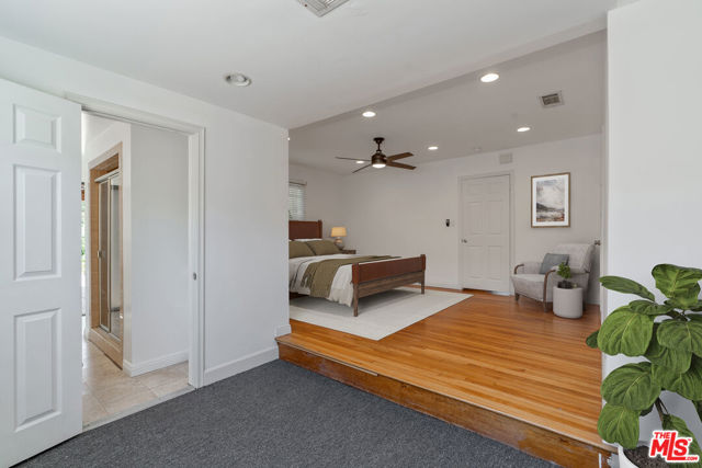 4823 Topanga Canyon Boulevard, Woodland Hills CA: https://media.crmls.org/mediaz/6b39abc5-20b5-4765-97af-1adf7e4698af.jpg
