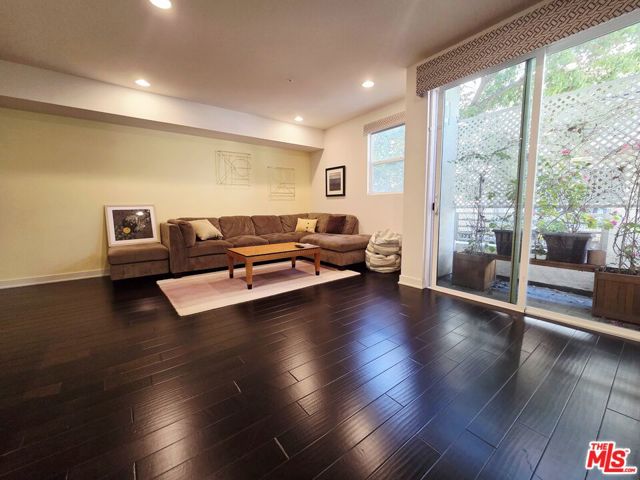 436 S Virgil Avenue, Los Angeles CA: https://media.crmls.org/mediaz/6b3af0ef-7a63-4f45-843d-b67f60067fa1.jpg