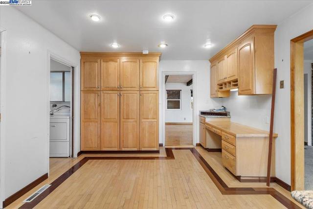 3491 Middleton Ave, Castro Valley CA: https://media.crmls.org/mediaz/6b3b072e-a925-42fc-baa3-3ac2fae63022.jpg