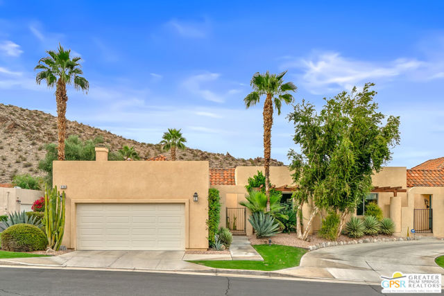 226 Canyon Circle, Palm Springs CA: https://media.crmls.org/mediaz/6b3c9dee-f5ed-463e-8f6d-ea9b69e99b57.jpg