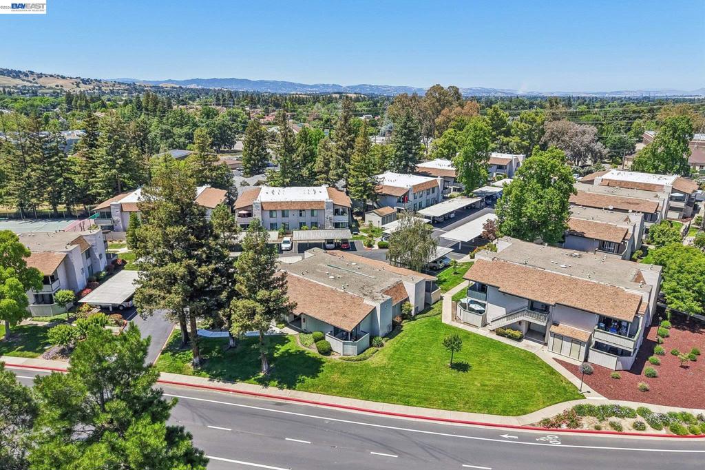 https://media.crmls.org/mediaz/6b3caae0-86c6-4e0b-b392-bed0942776a9.jpg?preset=X-Large