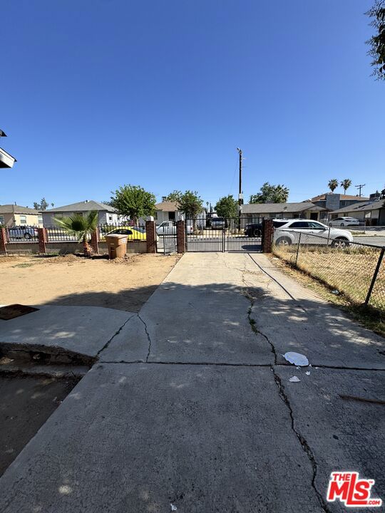2927 Lake Street, Bakersfield CA: https://media.crmls.org/mediaz/6b3cb57a-7de3-42d9-aa04-d8d0455a09eb.jpg