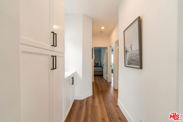 6453 Zuma View Place, Malibu CA: https://media.crmls.org/mediaz/6b3d18c3-3179-4d79-9e43-73045d2307a9.jpg