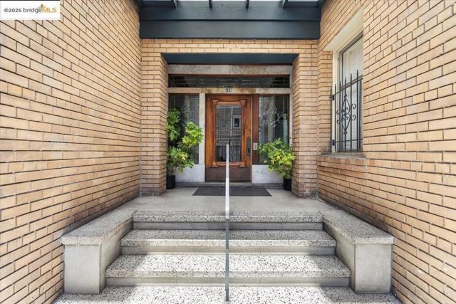 498 25th Street, Oakland CA: https://media.crmls.org/mediaz/6b3d3681-f137-49e5-9c8c-fbbf07e12d28.jpg