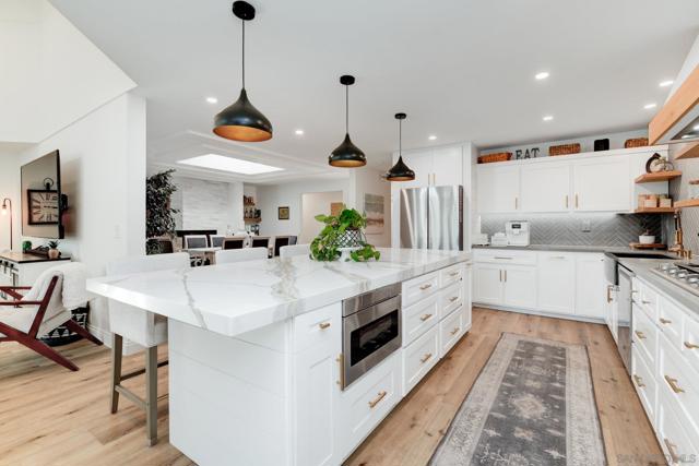13555 Sagewood Dr, Poway CA: https://media.crmls.org/mediaz/6b3d3c09-0949-4047-89ad-3da005c9ee16.jpg