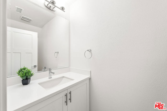 516 E Imperial Avenue, El Segundo CA: https://media.crmls.org/mediaz/6b3dbe35-c37b-4792-bd53-8c0c2f74baf8.jpg