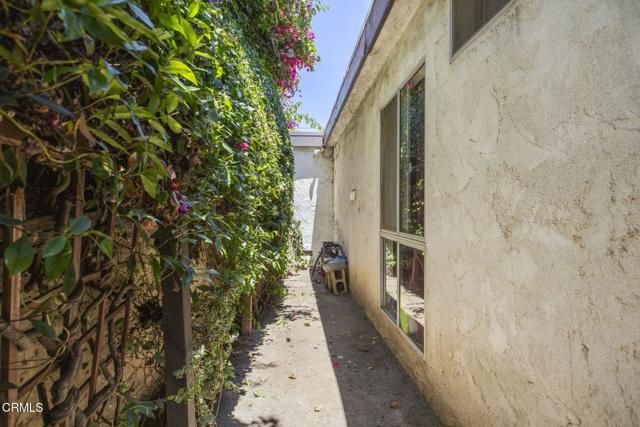 1401 Glenwood Drive, Oxnard CA: https://media.crmls.org/mediaz/6b3e3999-5251-41d3-8674-7d057e22e6b8.jpg