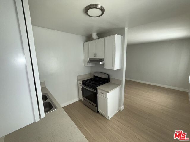 627 Coronado Terrace, Los Angeles CA: https://media.crmls.org/mediaz/6b3e3c6b-cbf5-4864-8817-1a7a561b1dd1.jpg