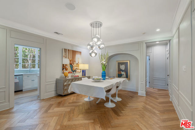 809 S Muirfield Road, Los Angeles CA: https://media.crmls.org/mediaz/6b3f4d75-c71c-4094-ad42-c6cea6f981ae.jpg
