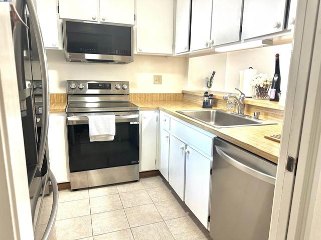 3521 Oleander, Alameda CA: https://media.crmls.org/mediaz/6b3fbda3-e2af-4cae-b50b-75612d2b608a.jpg