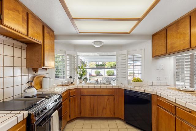 Detail Gallery Image 7 of 35 For 815 Boyle Ave, Escondido,  CA 92027 - 4 Beds | 3 Baths