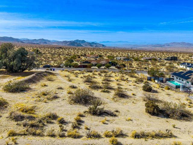 7215 Mt Lassen Avenue, Joshua Tree CA: https://media.crmls.org/mediaz/6b417ba8-1489-4505-88df-765c6a01083a.jpg