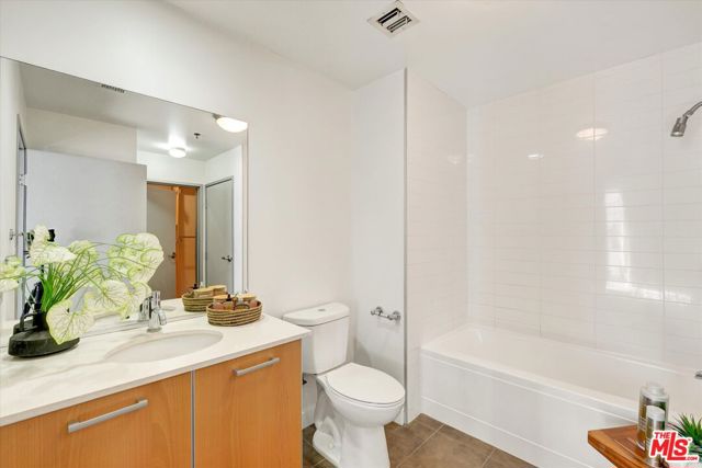 645 W 9th Street, Los Angeles CA: https://media.crmls.org/mediaz/6b41d92c-9dfc-479f-a87b-bcd4c3367d9f.jpg