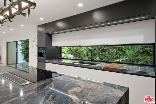 3290 N Knoll Drive, Los Angeles CA: https://media.crmls.org/mediaz/6b41f295-1714-4257-8a22-62e056c1f926.jpg