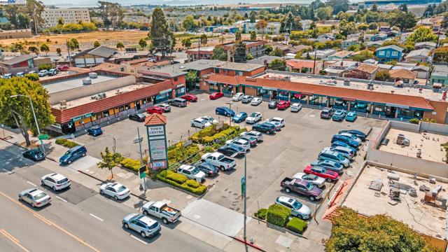 913 Adams, Albany CA: https://media.crmls.org/mediaz/6b422c41-99a6-42da-b4ef-79c30eb0a641.jpg