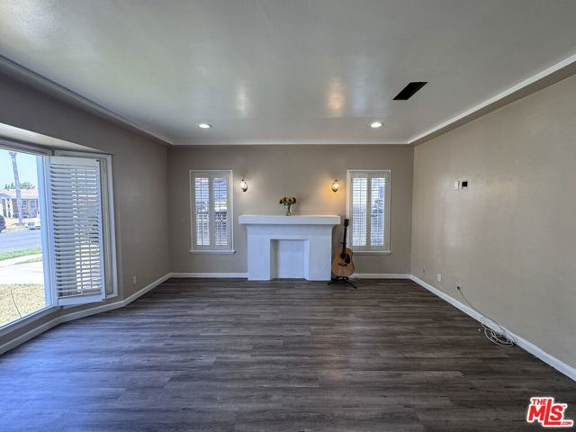 8850 S Wilton Place, Los Angeles CA: https://media.crmls.org/mediaz/6b423960-9759-43e4-b3be-3a53a30952fc.jpg