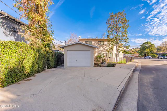 22002 Ybarra Road, Woodland Hills CA: https://media.crmls.org/mediaz/6b432e42-ead8-4692-9993-b19d02c03e8e.jpg