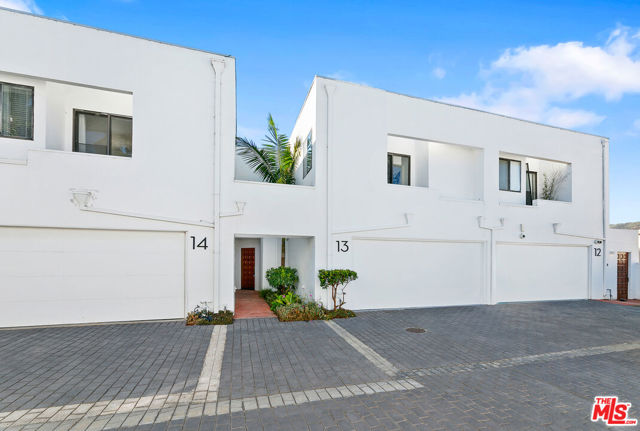 29221 Heathercliff Road, Malibu CA: https://media.crmls.org/mediaz/6b43f5a8-fd94-463c-879f-d7d6df28c5b5.jpg