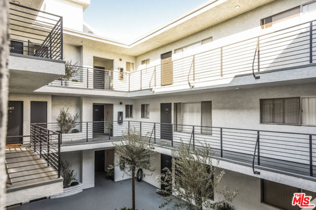 610 N Orlando Avenue, West Hollywood CA: https://media.crmls.org/mediaz/6b441bf9-e13a-45ad-8acf-8a5baa9e3492.jpg