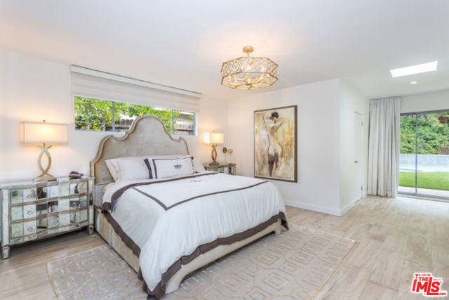 1922 N Beverly Place, Beverly Hills CA: https://media.crmls.org/mediaz/6b445117-a256-4983-bd02-8533b891ec8d.jpg