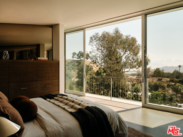 2500 Briarcrest Road, Beverly Hills CA: https://media.crmls.org/mediaz/6b4497bb-076d-4c27-a7f6-035e91ebff22.jpg