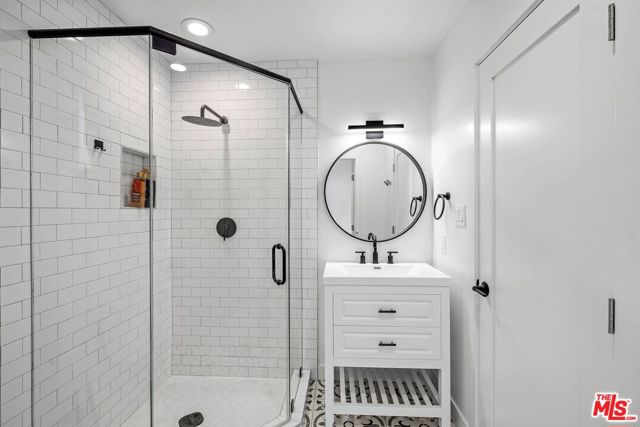5614 Ponce Avenue, Woodland Hills CA: https://media.crmls.org/mediaz/6b458e64-00c9-4c8a-80d6-0ee7a8ab1fb4.jpg