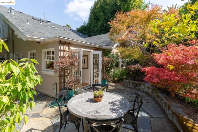 541 Boulevard Way, Piedmont CA: https://media.crmls.org/mediaz/6b459d64-d75e-4855-86ce-ff0199754ef4.jpg