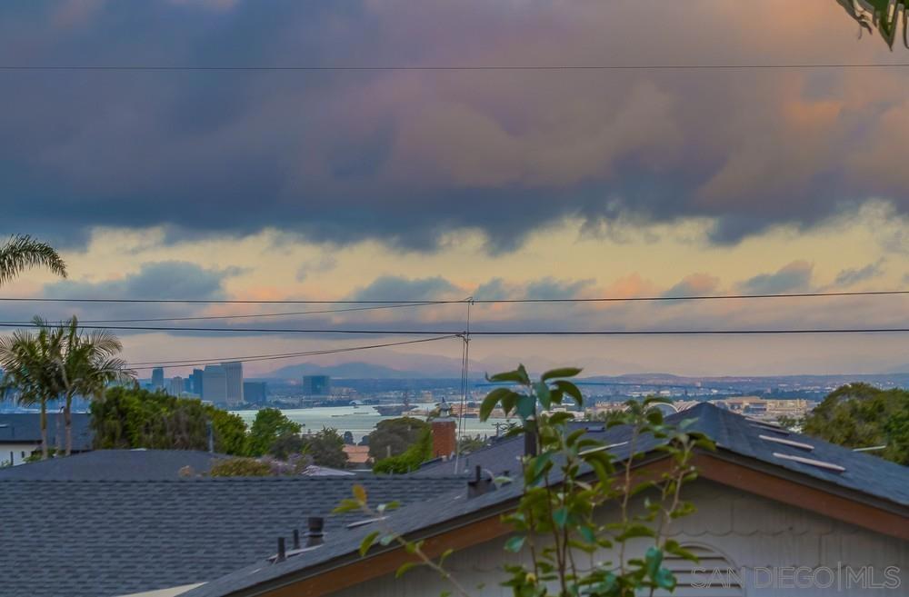 https://media.crmls.org/mediaz/6b45b76c-7c39-40e9-a5e8-a6fb9c41c399.jpg?preset=X-Large