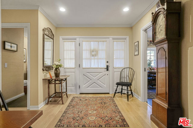 9420 Eden Drive, Beverly Hills CA: https://media.crmls.org/mediaz/6b45e625-1f65-4727-b1d1-a69df0a536ff.jpg