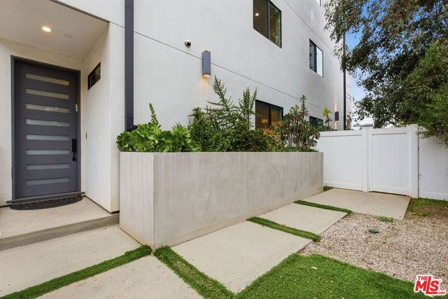 13822 Oxnard Street, Van Nuys CA: https://media.crmls.org/mediaz/6b4610bb-8b91-4000-aa17-eb8b6511d86a.jpg