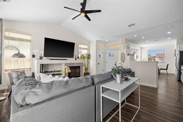 762 Rubier Way, Rio Vista CA: https://media.crmls.org/mediaz/6b461249-87c8-4f4b-93d6-738ca1849a5f.jpg