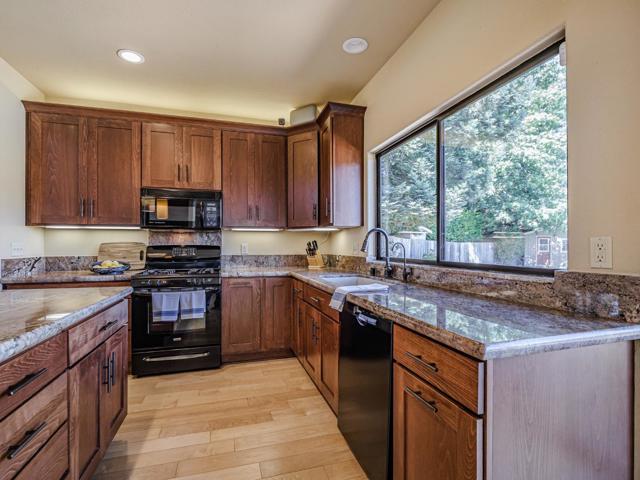 14 Sageland Court, Scotts Valley CA: https://media.crmls.org/mediaz/6b467243-c9bb-40a1-8d8d-a175b425ed3d.jpg