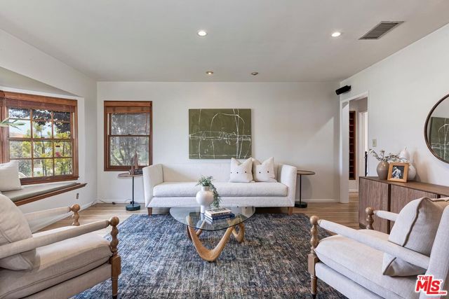 3201 Maplewood Avenue, Los Angeles CA: https://media.crmls.org/mediaz/6b467c30-1aad-4223-af2c-150f51e1a2c4.jpg