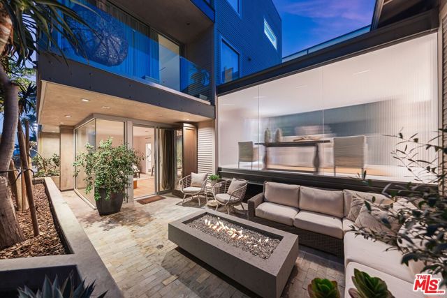 1012 2nd Street, Santa Monica CA: https://media.crmls.org/mediaz/6b471f74-0ff2-439b-abd1-97823a5c342d.jpg