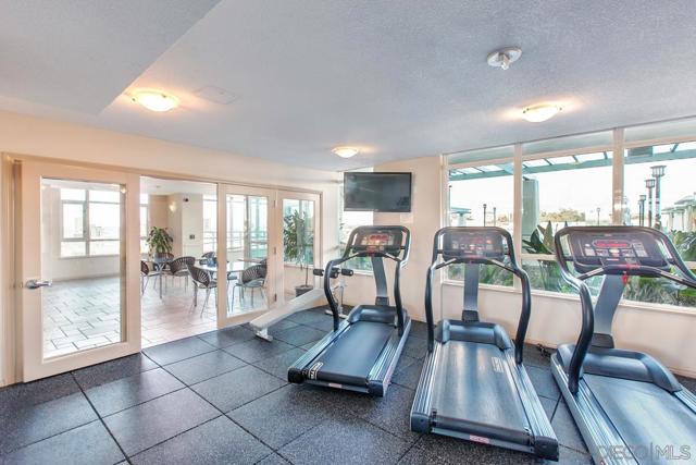 850 Beech St, San Diego CA: https://media.crmls.org/mediaz/6b476d97-8576-4365-92c2-a304a6ca982e.jpg