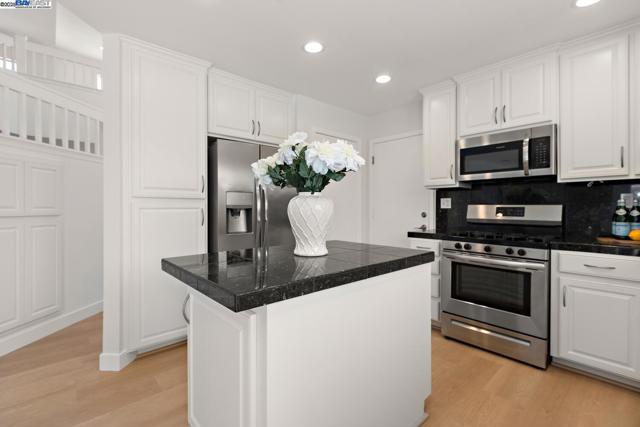 1387 Meadow Ct, Livermore CA: https://media.crmls.org/mediaz/6b489cd6-90e6-4d84-85ae-5dbc4743d346.jpg